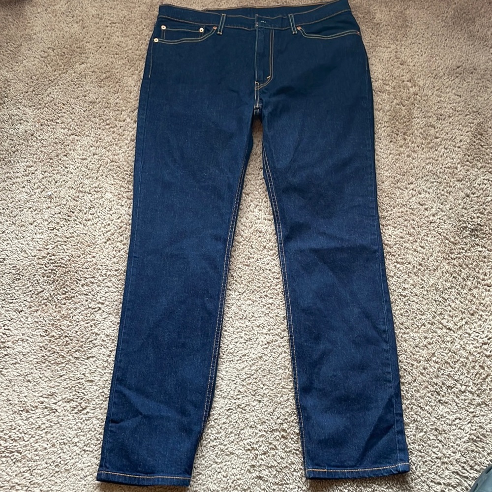Levi’s pants dip pockets great to wear!